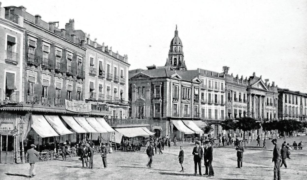 Aclamada. Los afamados cafés de El Arenal también sufrieron el paro de camareros y cocineros, aunque sus dueños contrataron a mujeres para seguir atendiendo a la clientela.