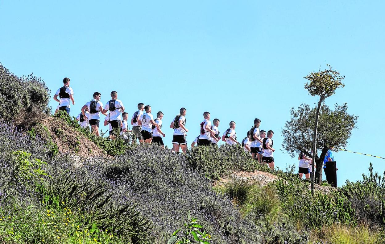 Una fiesta del deporte. Cerca de 5.000 corredores se lanzaron a las calles, senderos, baterías y montañas de Cartagena. En la imagen, un grupo de corredores pasando por la zona del Molinete. 