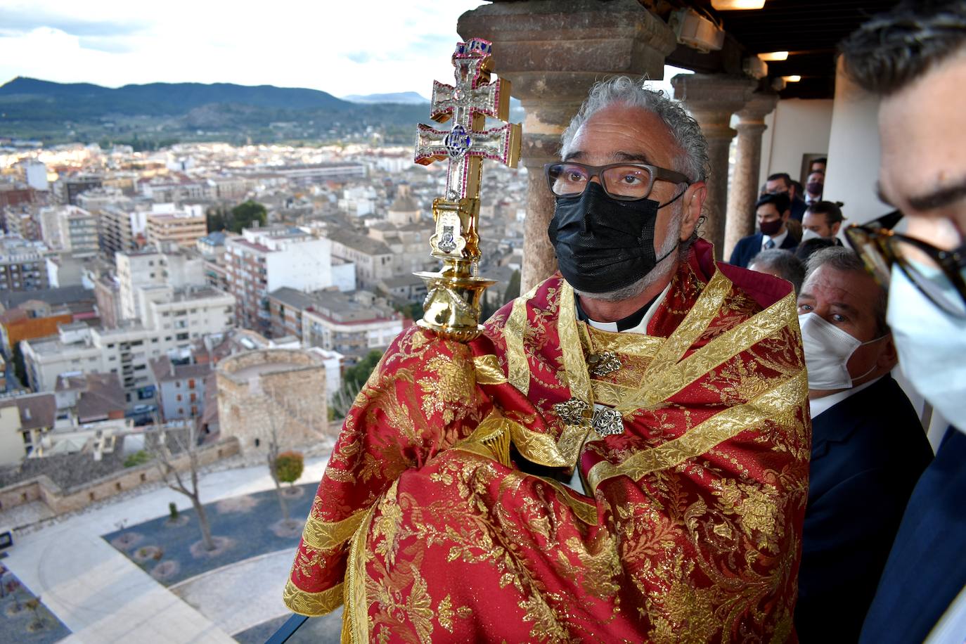 El rector de la Basílica durante la ceremonia desde el balcón del Conjuratorio. 