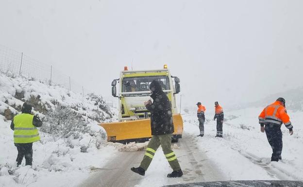 Varios trabajadores despejan la carretera a Inazares, este martes.