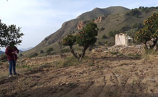 José María Egea Sánchez tomando medidas en uno de los espacios del proyecto. 