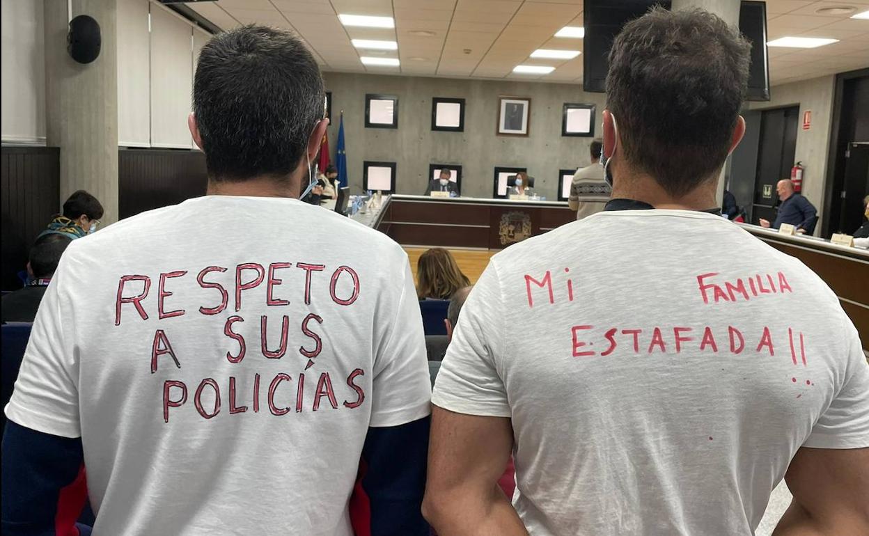 Protesta, este martes, en el Pleno del Ayuntamiento de San Pedro.