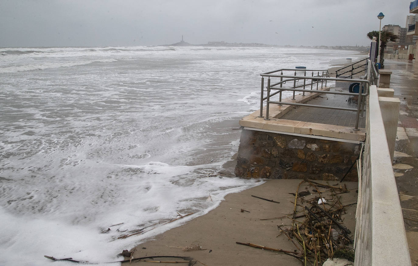 Fotos: El temporal causa daños graves en el paseo marítimo de Cabo de Palos