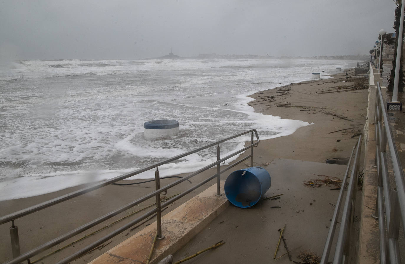 Fotos: El temporal causa daños graves en el paseo marítimo de Cabo de Palos