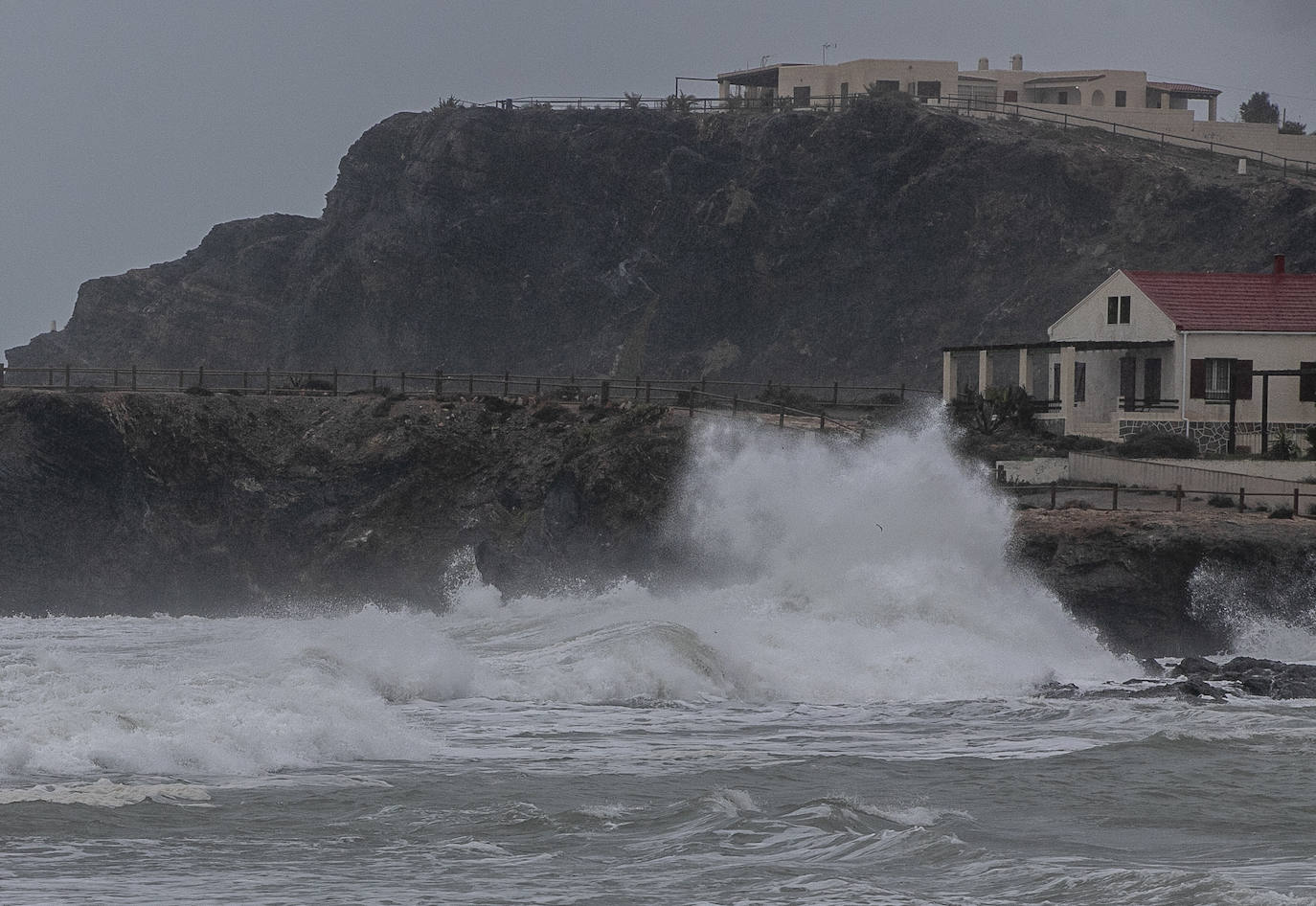 Fotos: El temporal causa daños graves en el paseo marítimo de Cabo de Palos