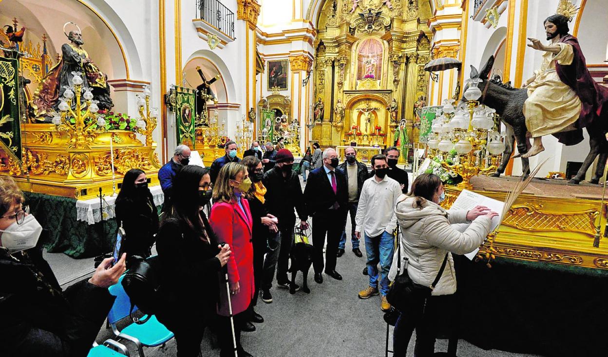 Los pasos de la cofradía de la Esperanza, expuestos ayer en la iglesia de San Pedro. 