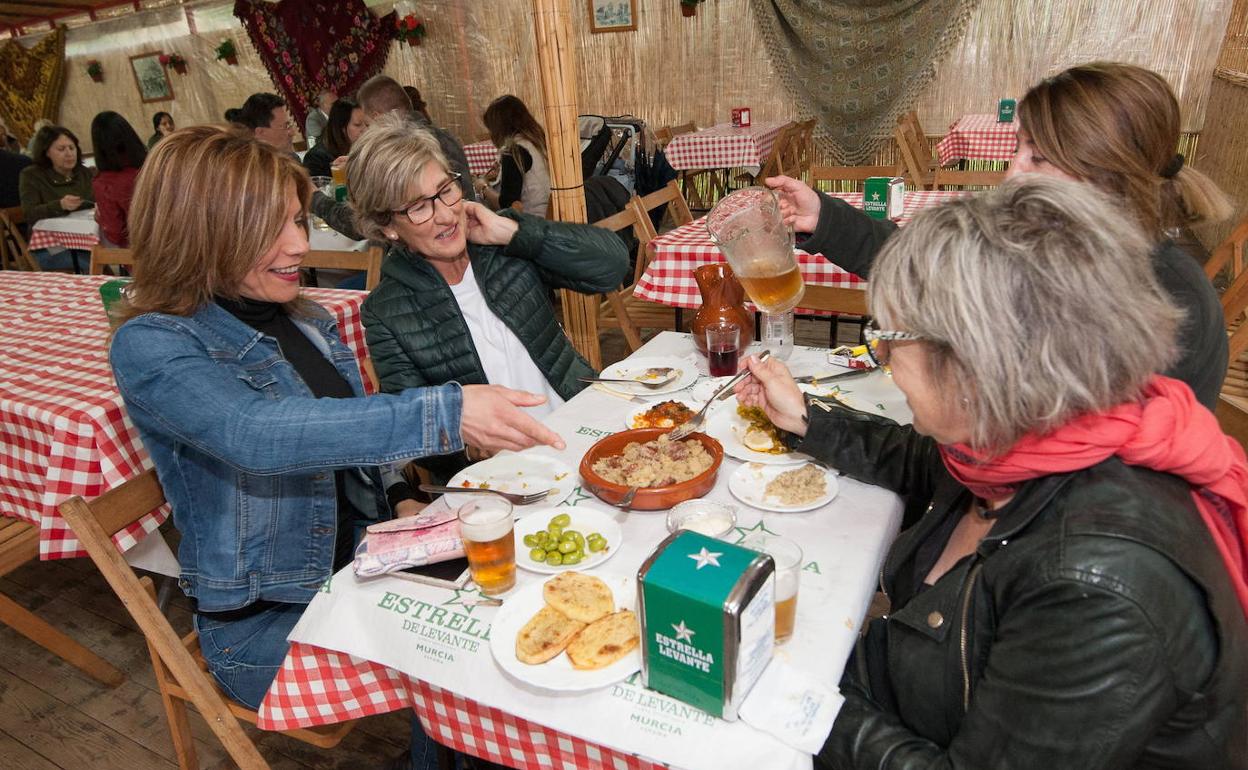 Clientas en una barraca del Malecón, en 2019, el último año previo a la pandemia.
