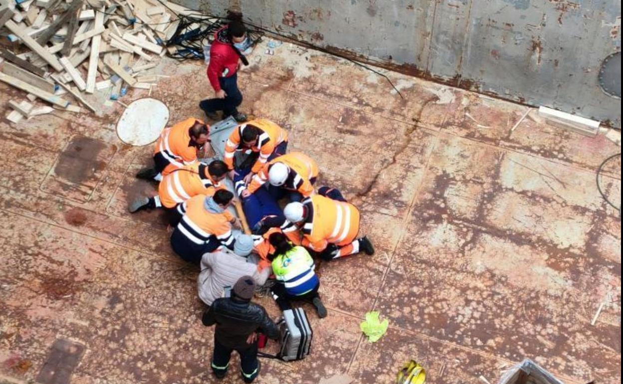 Sanitarios atendiendo al trabajador herido este miércoles en Escombreras