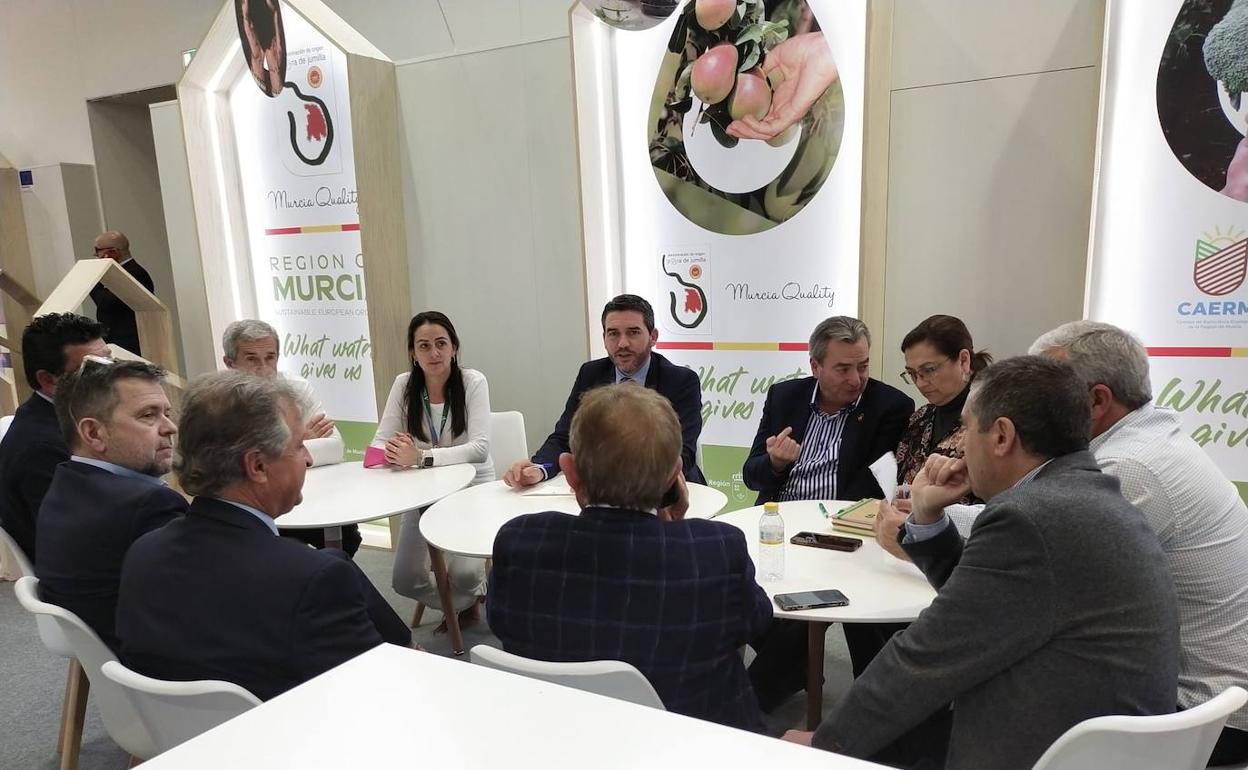 Reunión de Antonio Luengo con los productores y exportadores de la Región que se encuentran en la feria Fruit Logistica de Berlín, este miércoles.