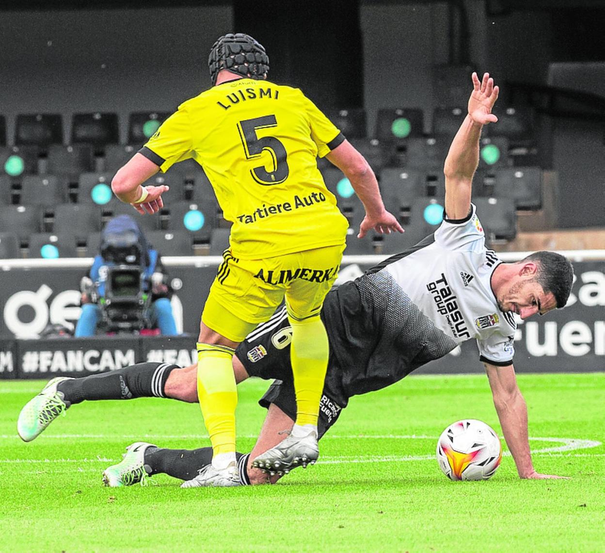 Bodiger cae al suelo golpeado en las costillas por Luismi, del Oviedo, el pasado domingo. El árbitro no pitó falta y el jugador del Efesé sufre una lesión grave a consecuencia de esa entrada. 