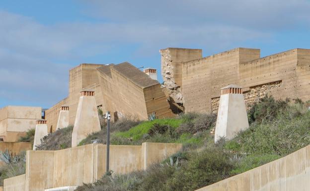 Muro que se vino abajo en el castillo de Puerto Lumbreras. 