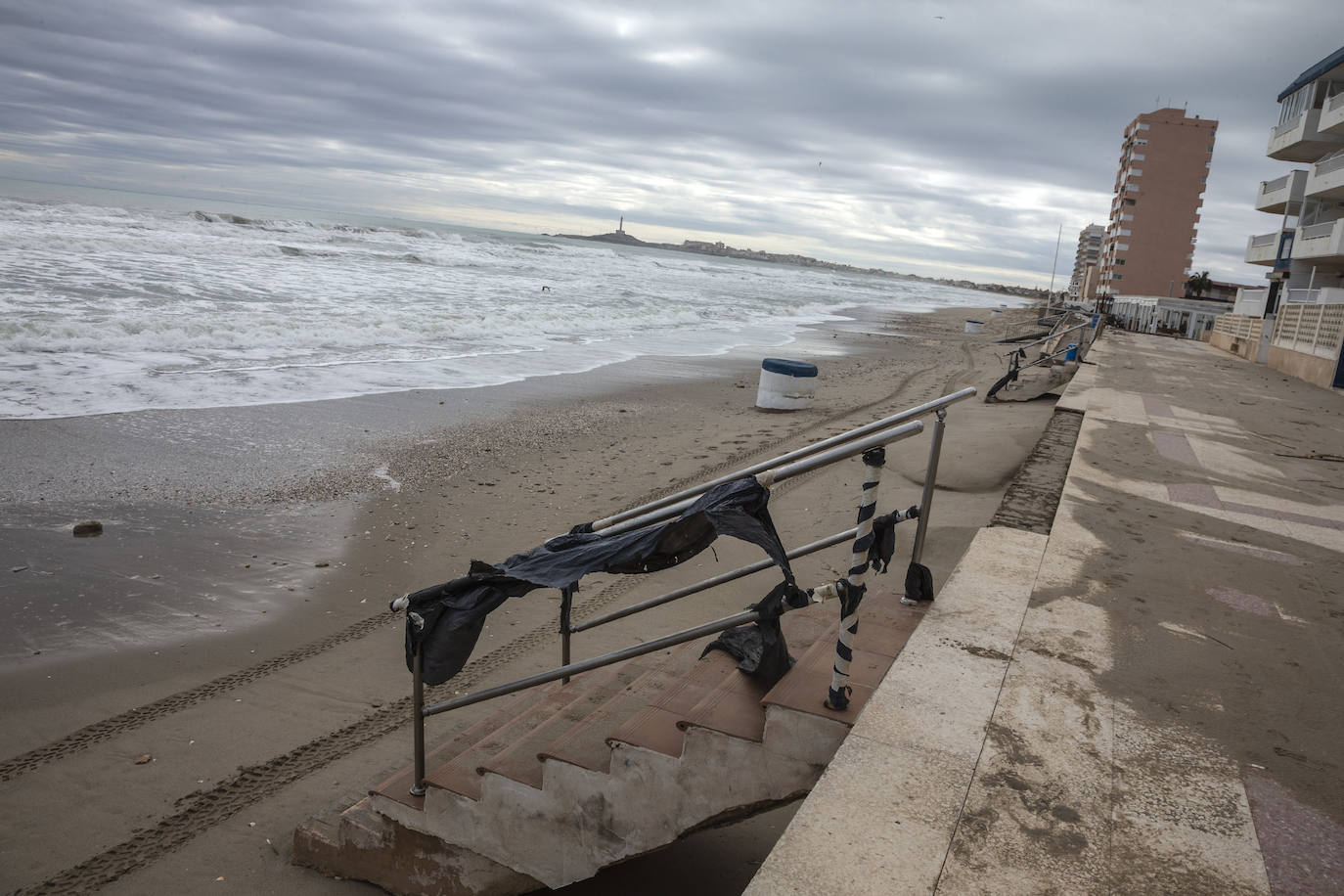 Fotos: Trabajo contra reloj para adecentar las playas de la Región