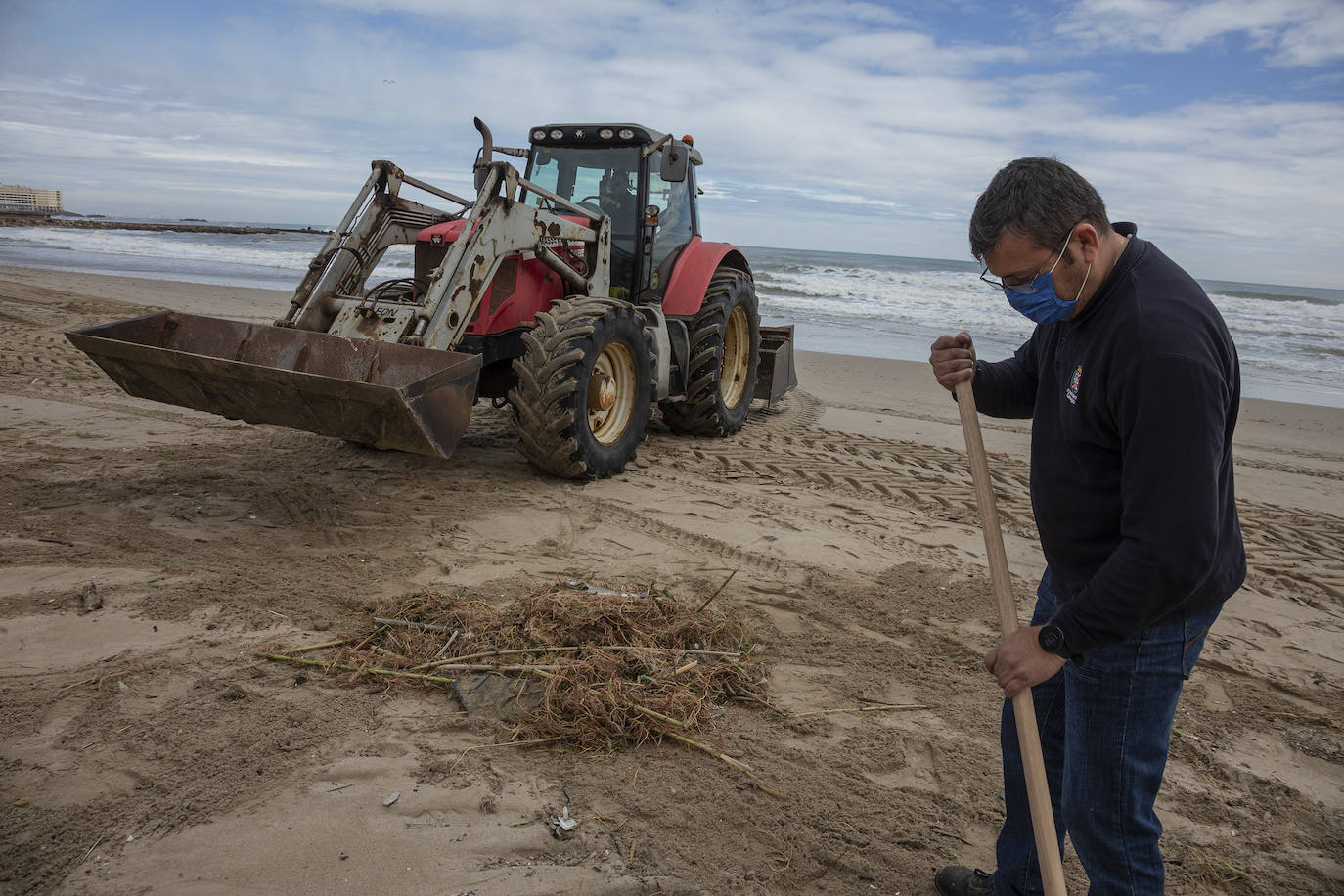 Fotos: Trabajo contra reloj para adecentar las playas de la Región