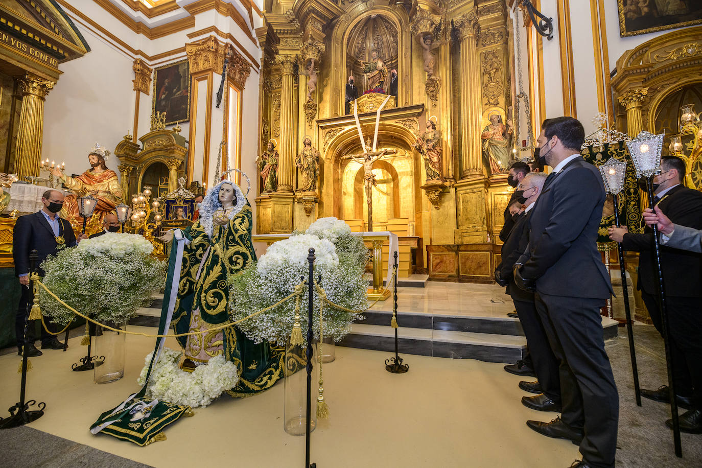 Fotos: La iglesia de San Pedro Apóstol celebra el desdencimiento del Cristo de la Esperanza