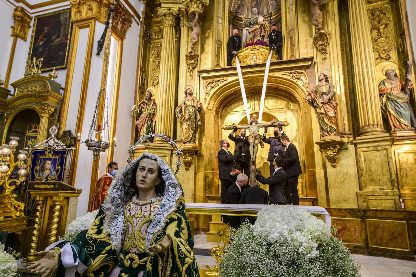 Fotos: La iglesia de San Pedro Apóstol celebra el desdencimiento del Cristo de la Esperanza