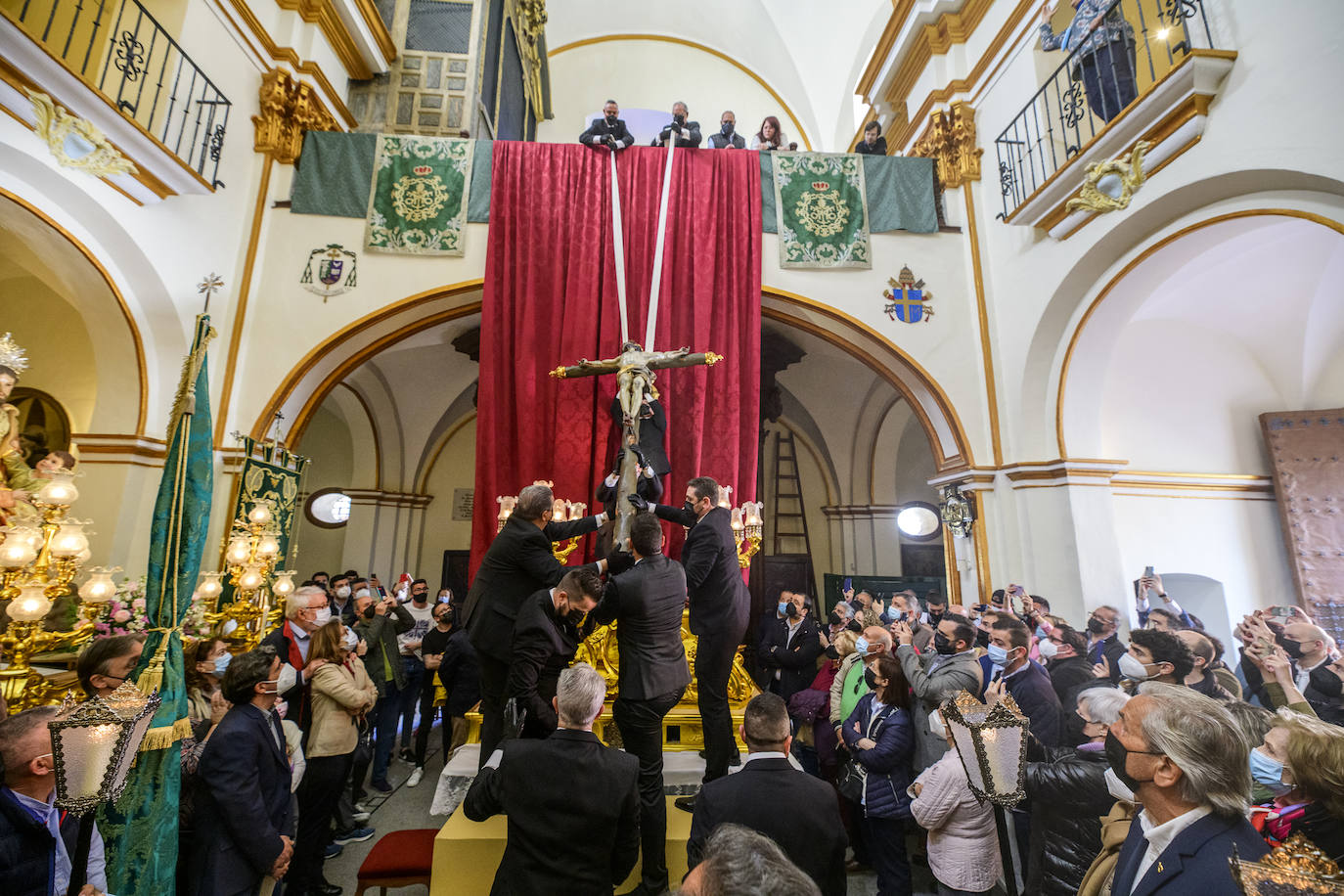 Fotos: La iglesia de San Pedro Apóstol celebra el desdencimiento del Cristo de la Esperanza