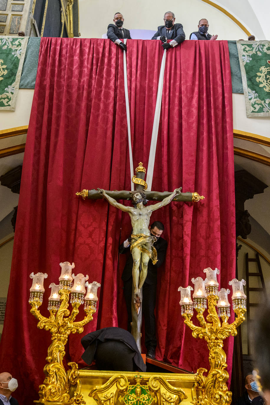 Fotos: La iglesia de San Pedro Apóstol celebra el desdencimiento del Cristo de la Esperanza