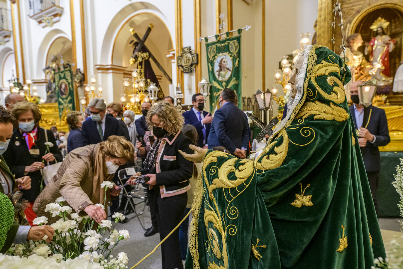 Fotos: La iglesia de San Pedro Apóstol celebra el desdencimiento del Cristo de la Esperanza