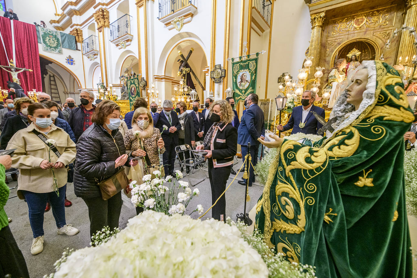 Fotos: La iglesia de San Pedro Apóstol celebra el desdencimiento del Cristo de la Esperanza