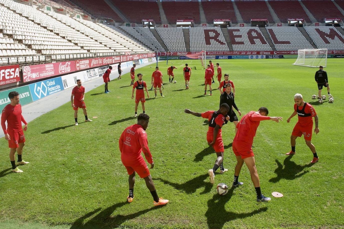 Fotos: El entrenamiento del Real Murcia antes del enfretamiento contra el Hércules, en imágenes