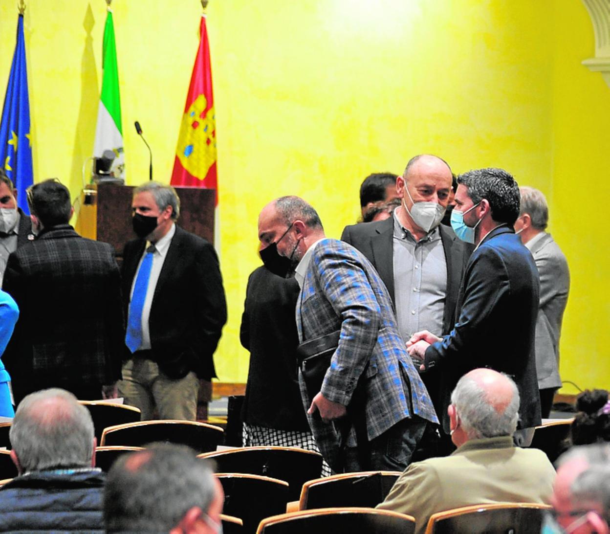 El consejero Antonio Luengo, a la derecha, en la Cámara. 