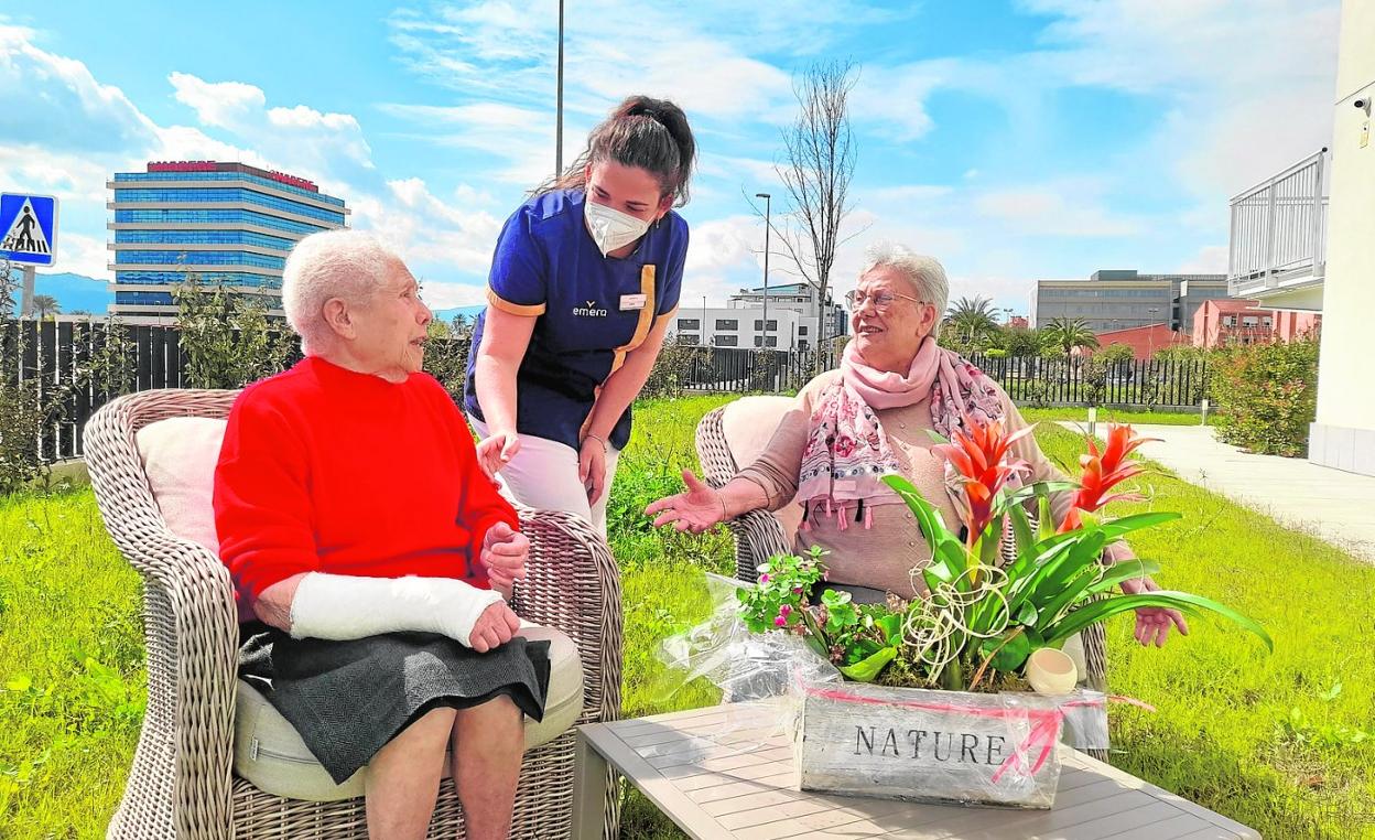 El equipo asistencial y social de la residencia acompaña a los residentes de la mejor manera posible en su fase de adaptación.
