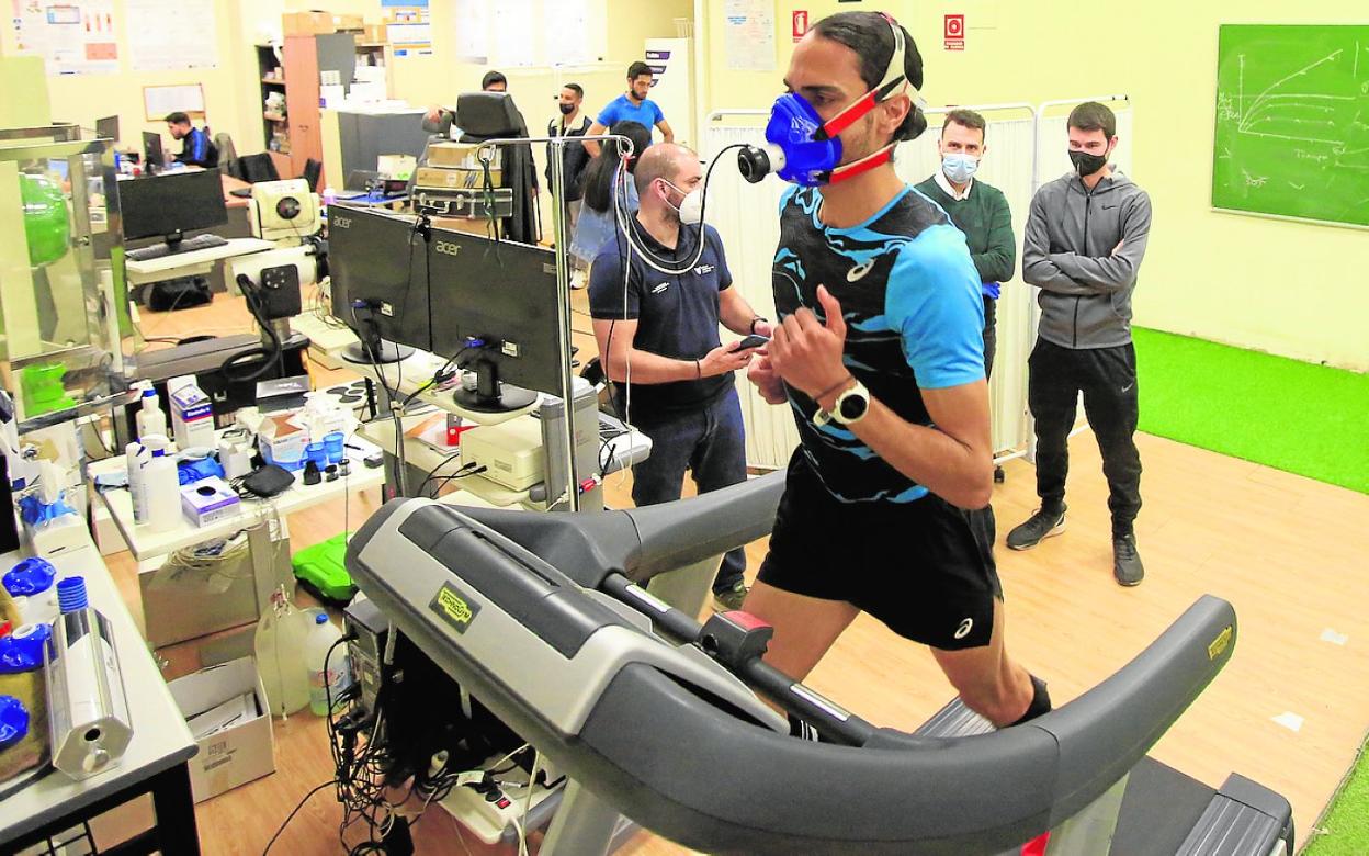 Mohamed Katir, durante las pruebas en el CIARD de la UCAM, ante su entrenador (derecha). 