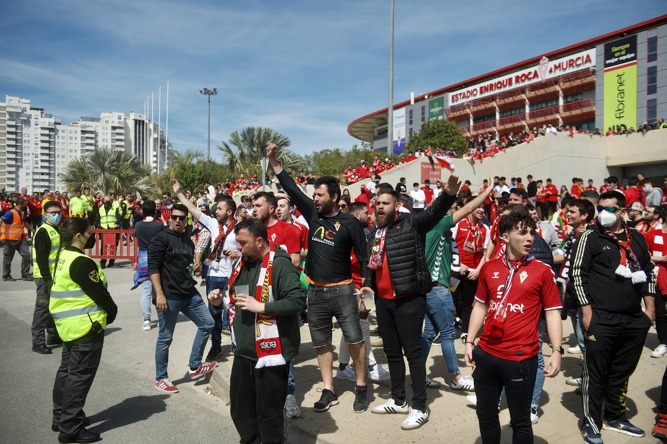 Fotos: El recibimiento de los aficionados al Real Murcia antes del partido contra el Hércules de Alicante