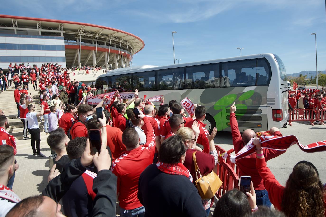 Fotos: El recibimiento de los aficionados al Real Murcia antes del partido contra el Hércules de Alicante