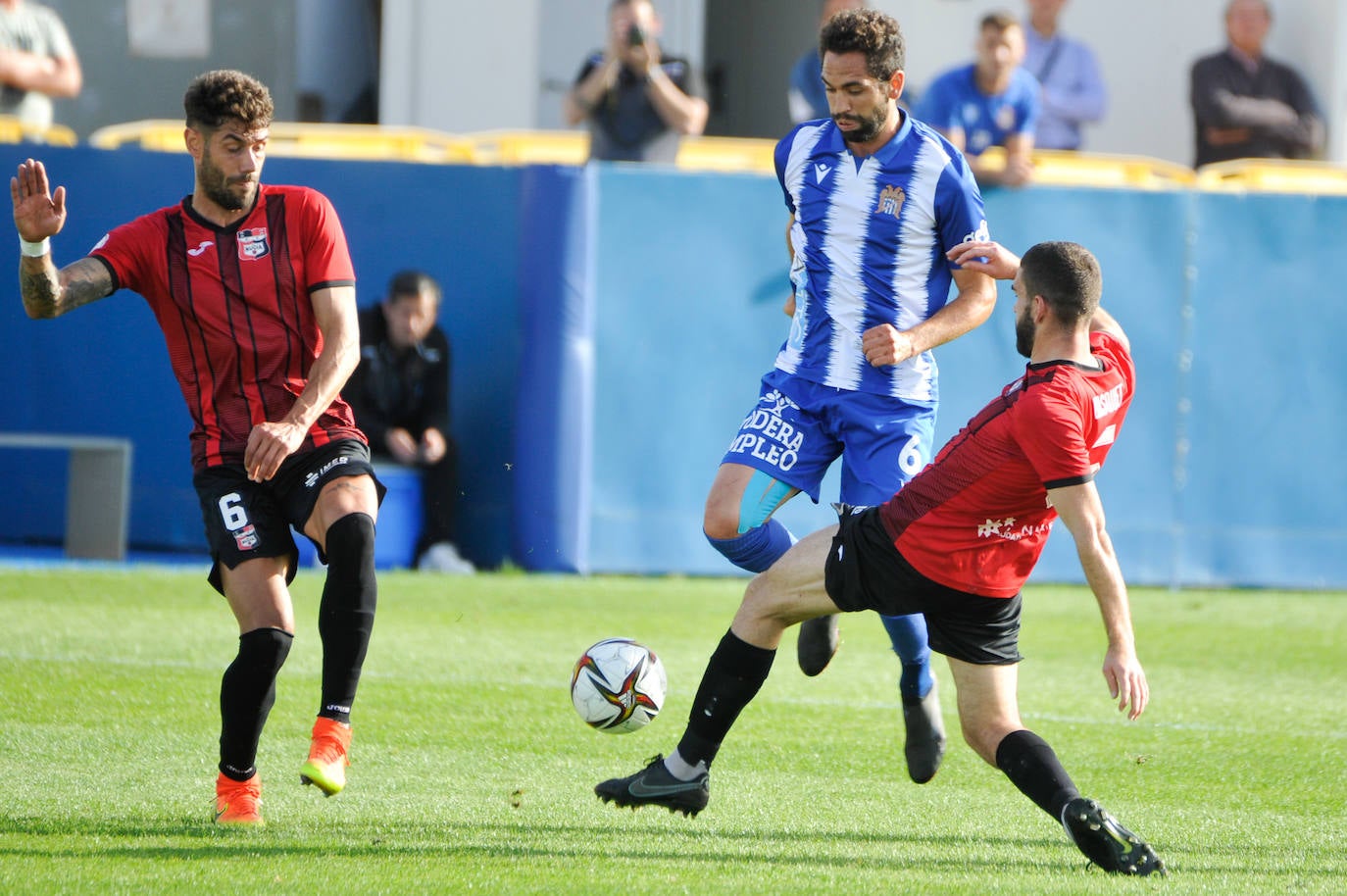 Fotos: El Águilas sale del infierno (Águilas 2, La Nucía 0)