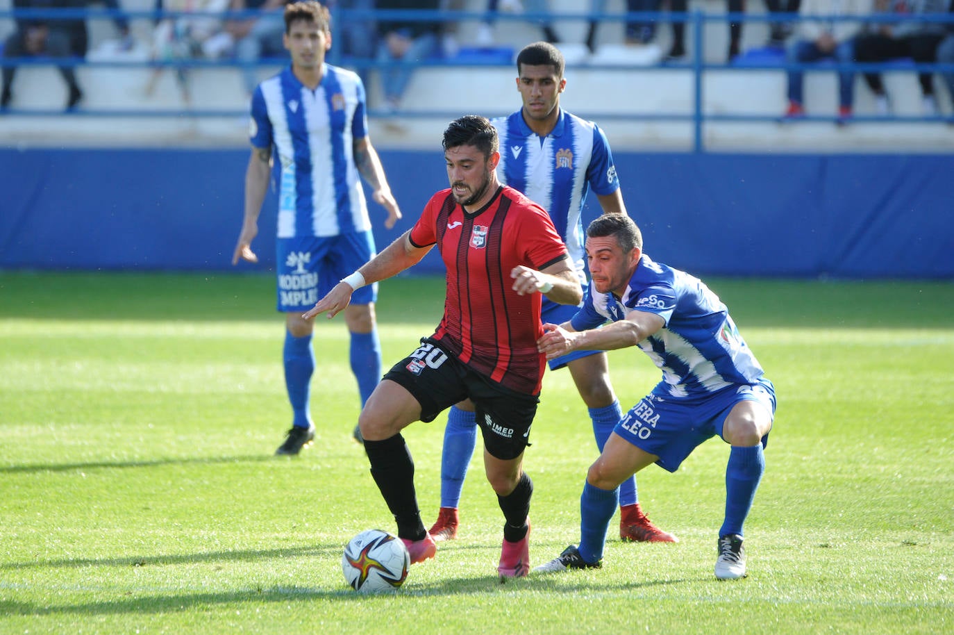 Fotos: El Águilas sale del infierno (Águilas 2, La Nucía 0)