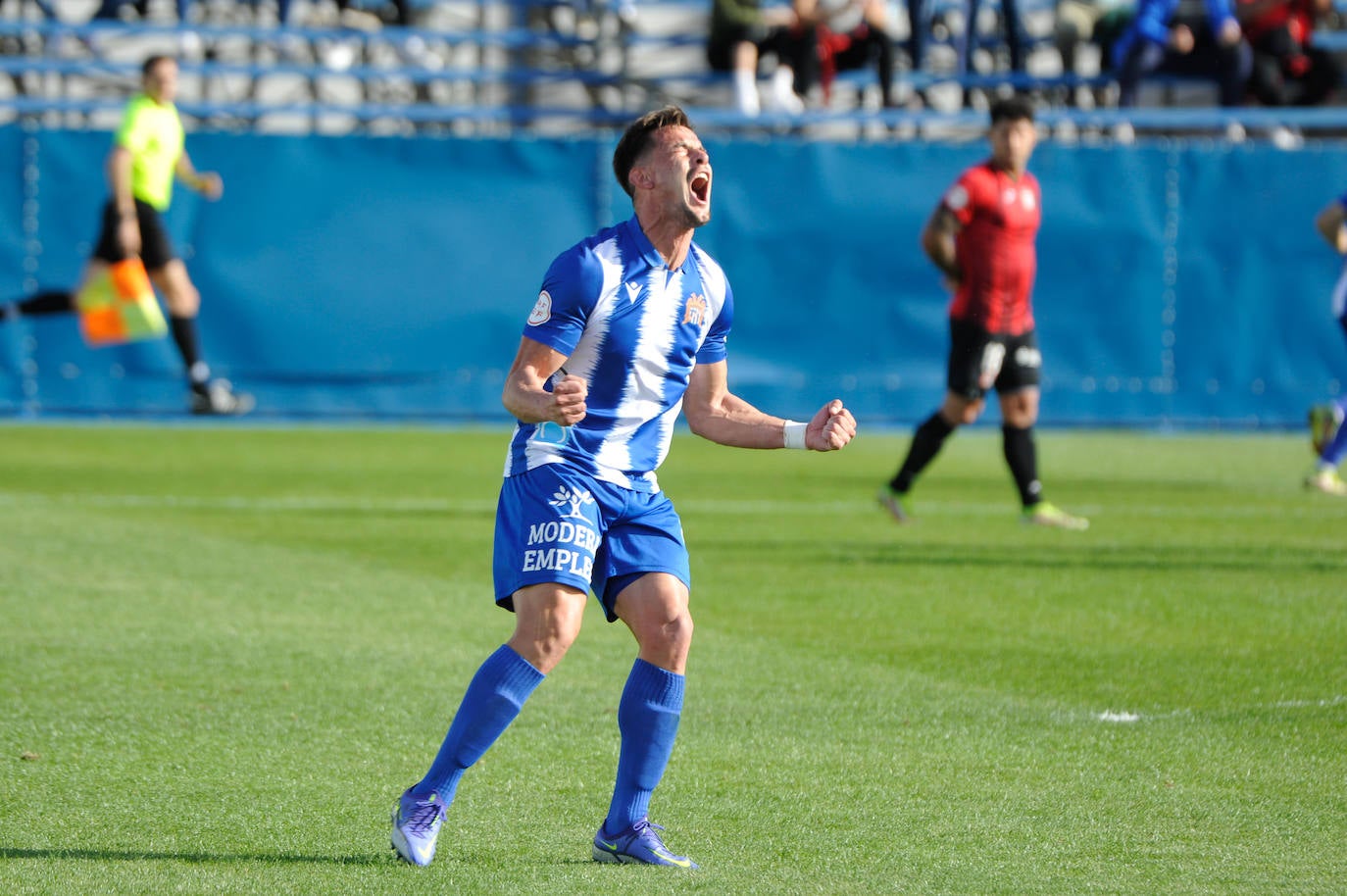 Fotos: El Águilas sale del infierno (Águilas 2, La Nucía 0)