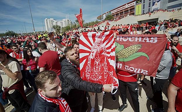 Galería. Aficionados del Real Murcia reciben a los jugadores en los aledaños del Enrique Roca.