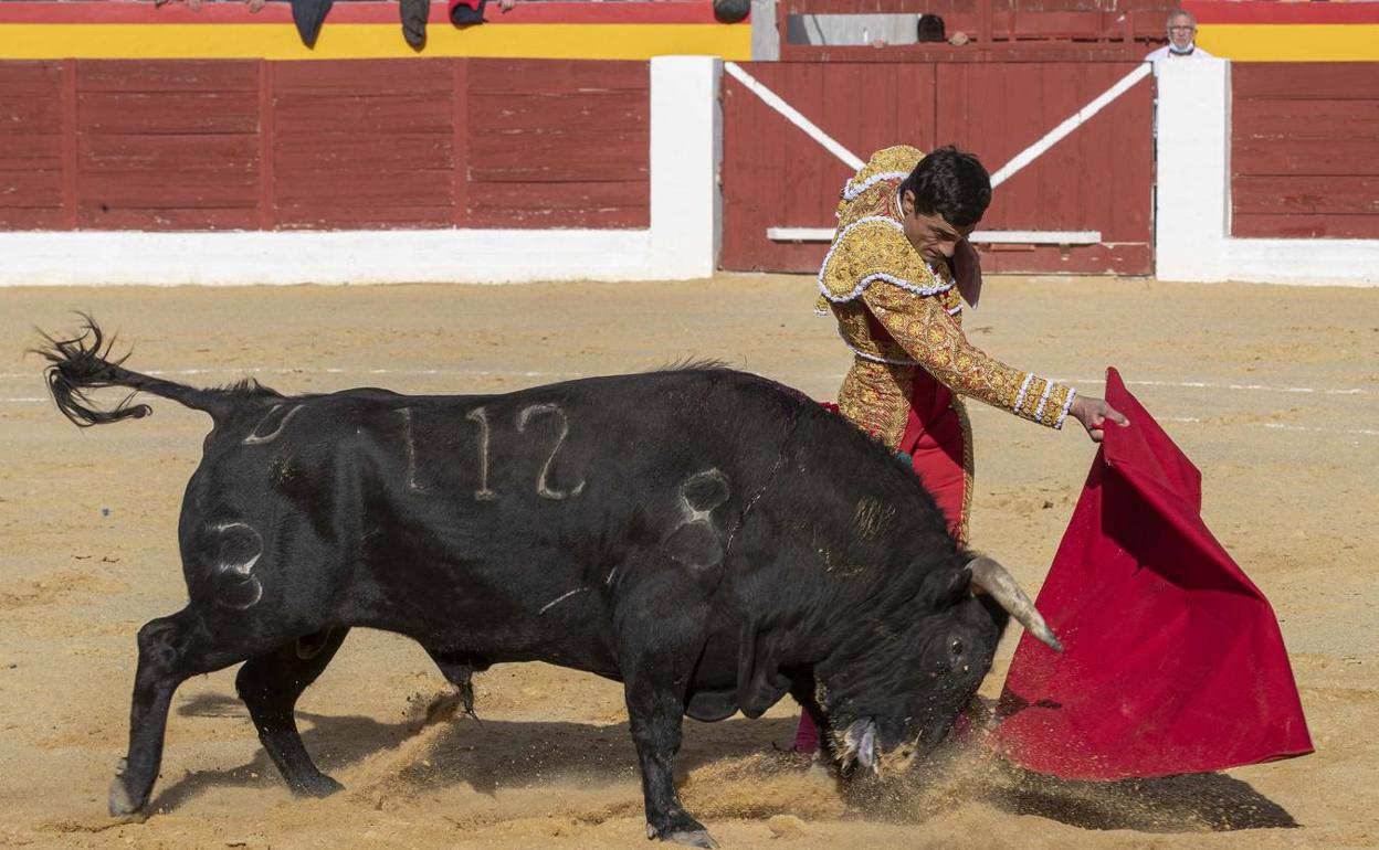 El diestro lorquino Paco Ureña durante la lidia de su primer toro.
