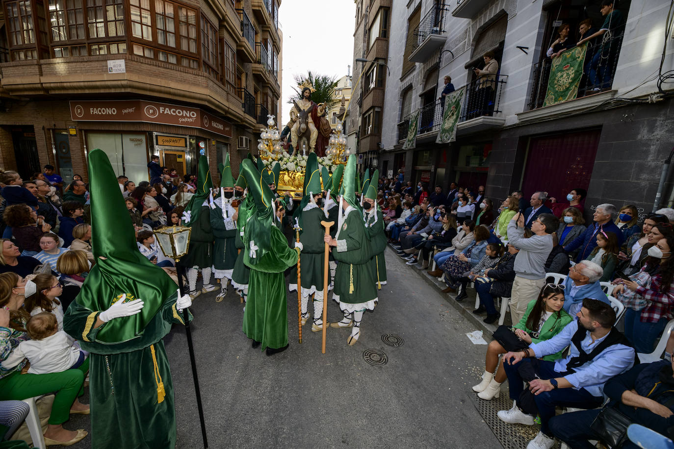 Fotos: Túnicas verdes por San Pedro