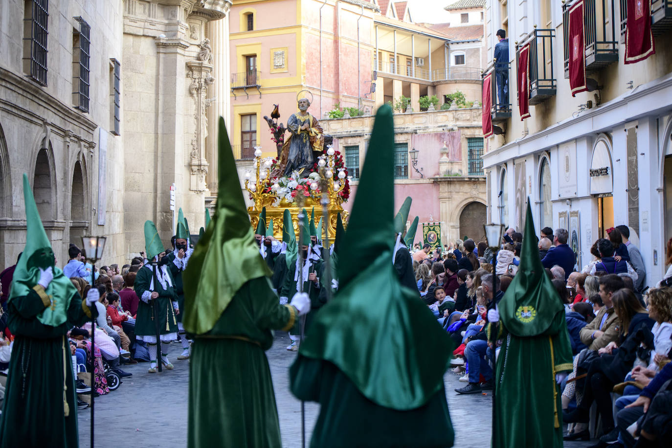 Fotos: Túnicas verdes por San Pedro