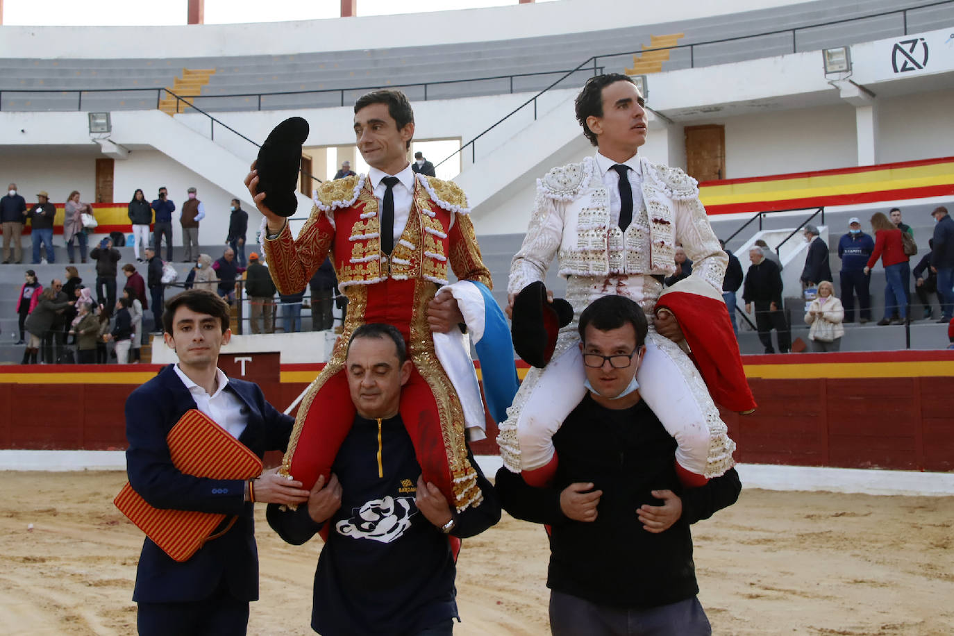 Fotos: Puerta grande para Ureña y Galdós en Yecla