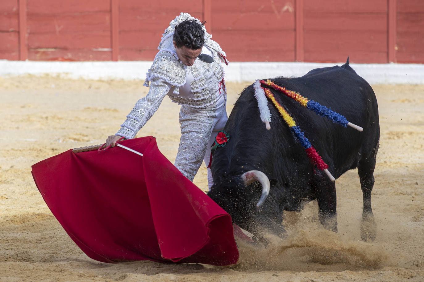 Fotos: Puerta grande para Ureña y Galdós en Yecla