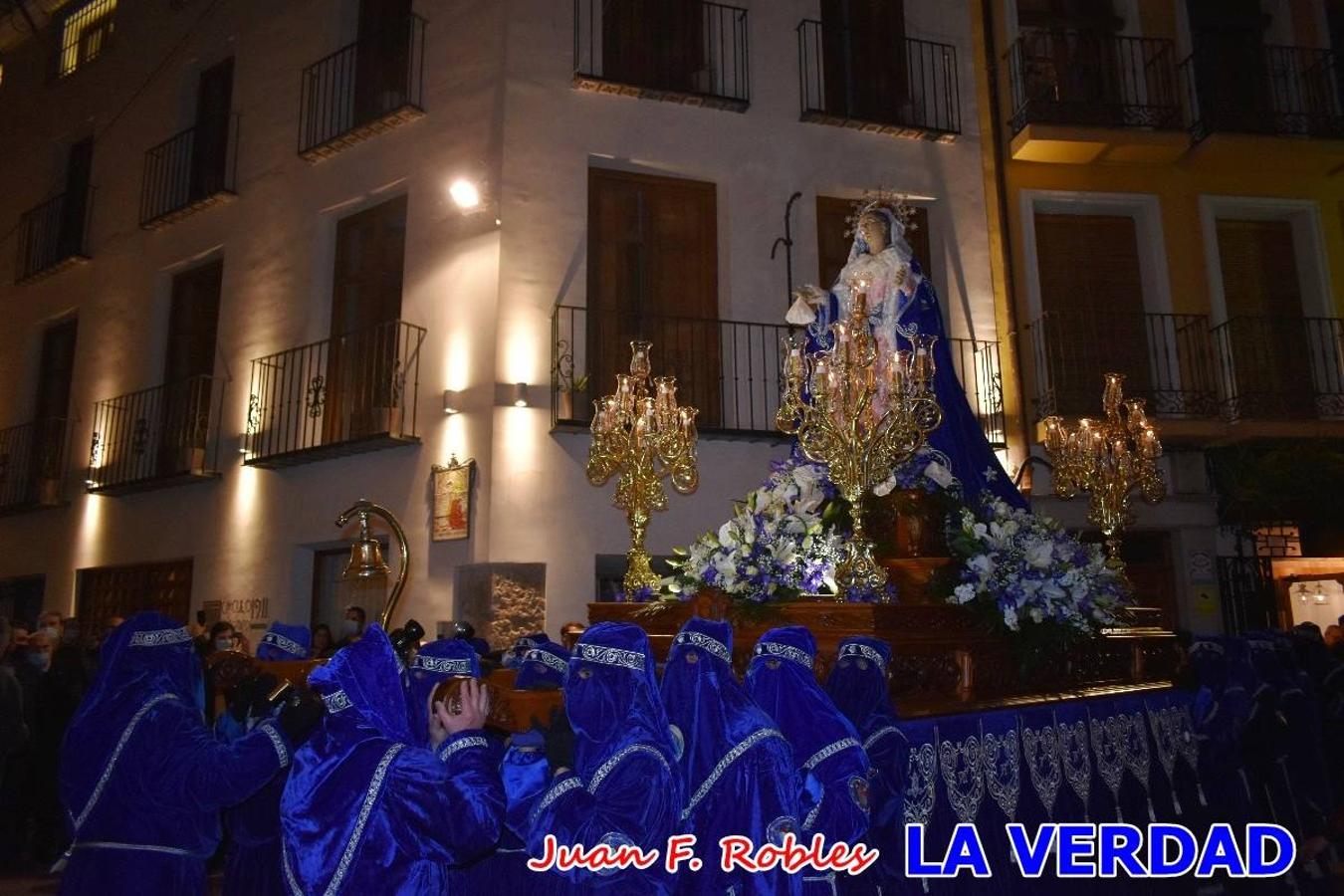 En la noche del Viernes de Dolores, la imagen de Nuestra Señora de los Dolores (azules) salió desde la antigua iglesia de La Compañía para recorrer las calles de «La Carrera», a su paso por la parroquia de El Salvador, el Cristo de los Voluntarios espera en la puerta principal del templo el paso de la procesión; en la ermita de Santa Elena, tuvo lugar el encuentro con Nuestro Padre Jesús (morados), y al llegar a la iglesia de La Concepción, con el Cristo del Prendimiento (colorados). 