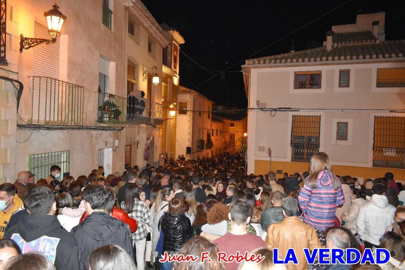 En la noche del Viernes de Dolores, la imagen de Nuestra Señora de los Dolores (azules) salió desde la antigua iglesia de La Compañía para recorrer las calles de «La Carrera», a su paso por la parroquia de El Salvador, el Cristo de los Voluntarios espera en la puerta principal del templo el paso de la procesión; en la ermita de Santa Elena, tuvo lugar el encuentro con Nuestro Padre Jesús (morados), y al llegar a la iglesia de La Concepción, con el Cristo del Prendimiento (colorados). 