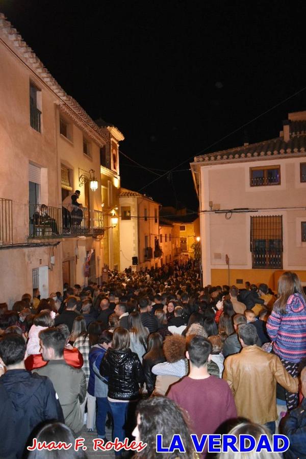 En la noche del Viernes de Dolores, la imagen de Nuestra Señora de los Dolores (azules) salió desde la antigua iglesia de La Compañía para recorrer las calles de «La Carrera», a su paso por la parroquia de El Salvador, el Cristo de los Voluntarios espera en la puerta principal del templo el paso de la procesión; en la ermita de Santa Elena, tuvo lugar el encuentro con Nuestro Padre Jesús (morados), y al llegar a la iglesia de La Concepción, con el Cristo del Prendimiento (colorados). 