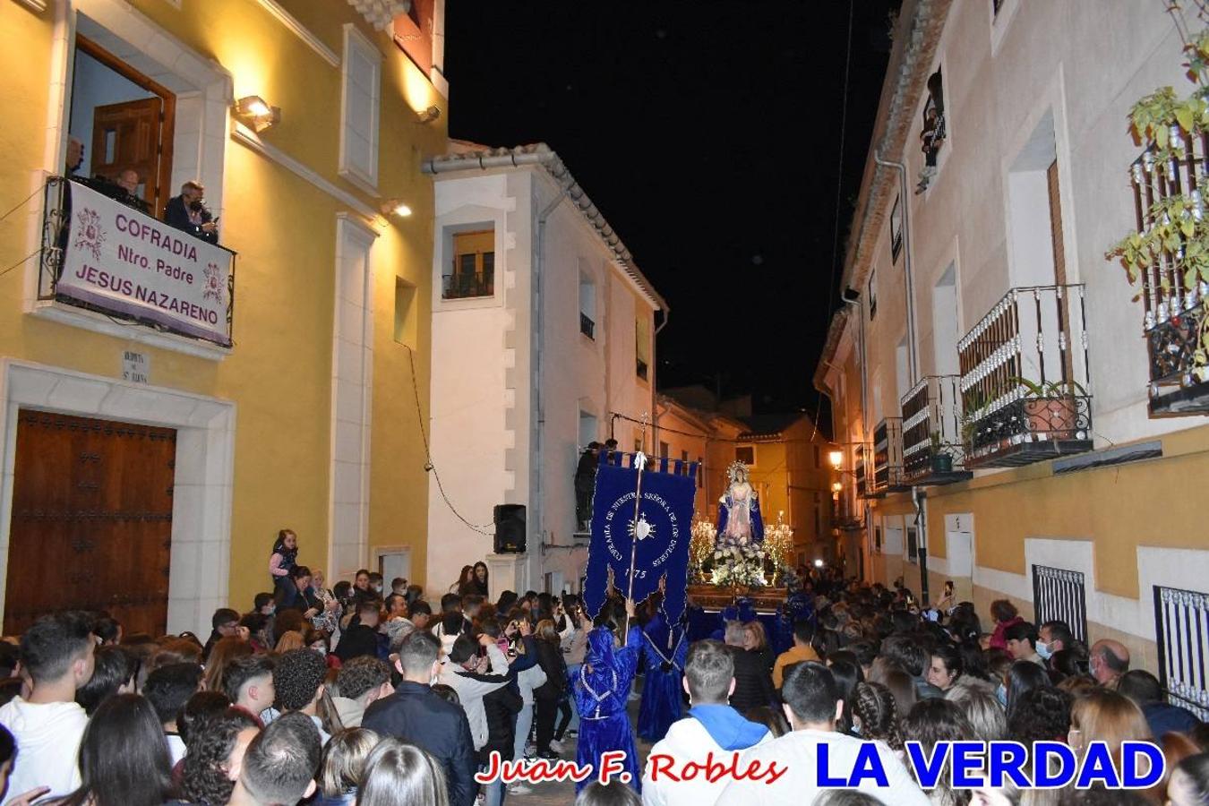 En la noche del Viernes de Dolores, la imagen de Nuestra Señora de los Dolores (azules) salió desde la antigua iglesia de La Compañía para recorrer las calles de «La Carrera», a su paso por la parroquia de El Salvador, el Cristo de los Voluntarios espera en la puerta principal del templo el paso de la procesión; en la ermita de Santa Elena, tuvo lugar el encuentro con Nuestro Padre Jesús (morados), y al llegar a la iglesia de La Concepción, con el Cristo del Prendimiento (colorados). 