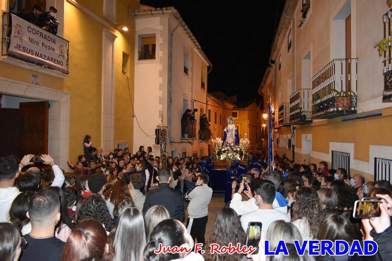 En la noche del Viernes de Dolores, la imagen de Nuestra Señora de los Dolores (azules) salió desde la antigua iglesia de La Compañía para recorrer las calles de «La Carrera», a su paso por la parroquia de El Salvador, el Cristo de los Voluntarios espera en la puerta principal del templo el paso de la procesión; en la ermita de Santa Elena, tuvo lugar el encuentro con Nuestro Padre Jesús (morados), y al llegar a la iglesia de La Concepción, con el Cristo del Prendimiento (colorados). 