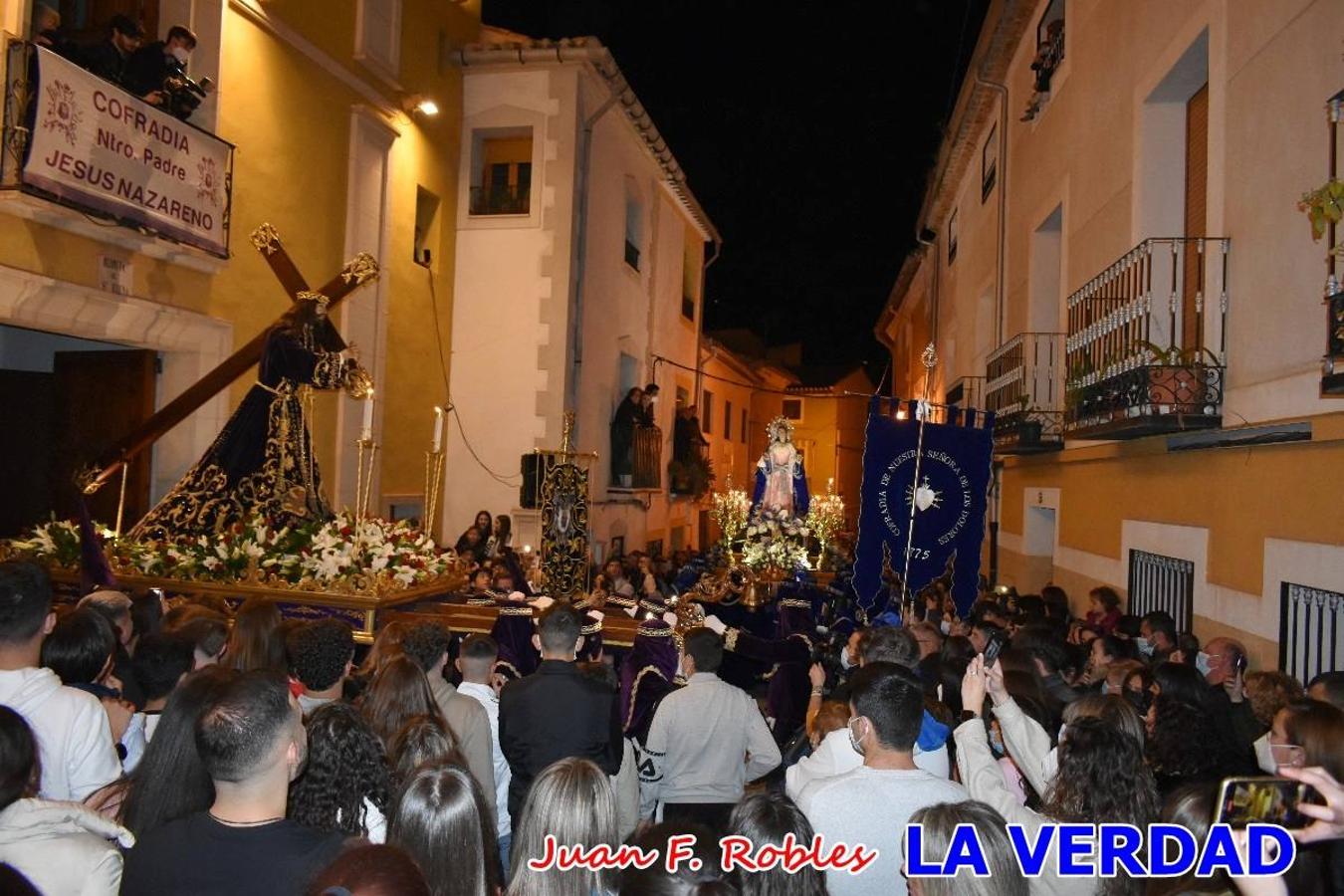 En la noche del Viernes de Dolores, la imagen de Nuestra Señora de los Dolores (azules) salió desde la antigua iglesia de La Compañía para recorrer las calles de «La Carrera», a su paso por la parroquia de El Salvador, el Cristo de los Voluntarios espera en la puerta principal del templo el paso de la procesión; en la ermita de Santa Elena, tuvo lugar el encuentro con Nuestro Padre Jesús (morados), y al llegar a la iglesia de La Concepción, con el Cristo del Prendimiento (colorados). 