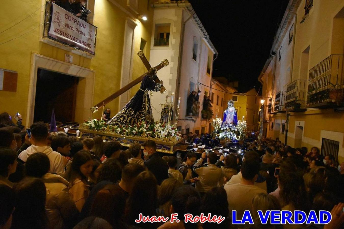 En la noche del Viernes de Dolores, la imagen de Nuestra Señora de los Dolores (azules) salió desde la antigua iglesia de La Compañía para recorrer las calles de «La Carrera», a su paso por la parroquia de El Salvador, el Cristo de los Voluntarios espera en la puerta principal del templo el paso de la procesión; en la ermita de Santa Elena, tuvo lugar el encuentro con Nuestro Padre Jesús (morados), y al llegar a la iglesia de La Concepción, con el Cristo del Prendimiento (colorados). 