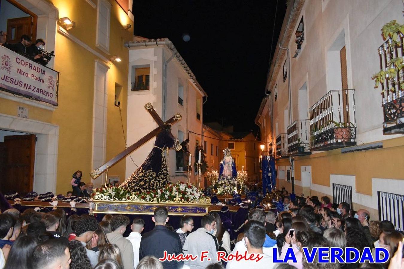 En la noche del Viernes de Dolores, la imagen de Nuestra Señora de los Dolores (azules) salió desde la antigua iglesia de La Compañía para recorrer las calles de «La Carrera», a su paso por la parroquia de El Salvador, el Cristo de los Voluntarios espera en la puerta principal del templo el paso de la procesión; en la ermita de Santa Elena, tuvo lugar el encuentro con Nuestro Padre Jesús (morados), y al llegar a la iglesia de La Concepción, con el Cristo del Prendimiento (colorados). 