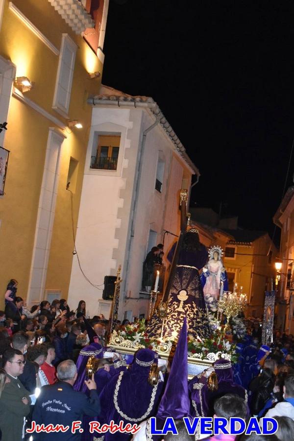 En la noche del Viernes de Dolores, la imagen de Nuestra Señora de los Dolores (azules) salió desde la antigua iglesia de La Compañía para recorrer las calles de «La Carrera», a su paso por la parroquia de El Salvador, el Cristo de los Voluntarios espera en la puerta principal del templo el paso de la procesión; en la ermita de Santa Elena, tuvo lugar el encuentro con Nuestro Padre Jesús (morados), y al llegar a la iglesia de La Concepción, con el Cristo del Prendimiento (colorados). 