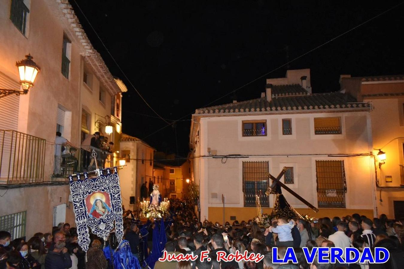 En la noche del Viernes de Dolores, la imagen de Nuestra Señora de los Dolores (azules) salió desde la antigua iglesia de La Compañía para recorrer las calles de «La Carrera», a su paso por la parroquia de El Salvador, el Cristo de los Voluntarios espera en la puerta principal del templo el paso de la procesión; en la ermita de Santa Elena, tuvo lugar el encuentro con Nuestro Padre Jesús (morados), y al llegar a la iglesia de La Concepción, con el Cristo del Prendimiento (colorados). 