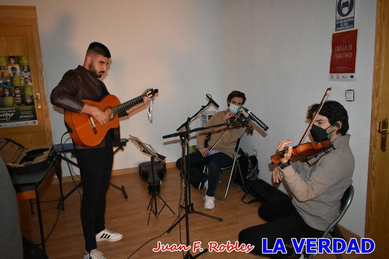 En la noche del Viernes de Dolores, la imagen de Nuestra Señora de los Dolores (azules) salió desde la antigua iglesia de La Compañía para recorrer las calles de «La Carrera», a su paso por la parroquia de El Salvador, el Cristo de los Voluntarios espera en la puerta principal del templo el paso de la procesión; en la ermita de Santa Elena, tuvo lugar el encuentro con Nuestro Padre Jesús (morados), y al llegar a la iglesia de La Concepción, con el Cristo del Prendimiento (colorados). 