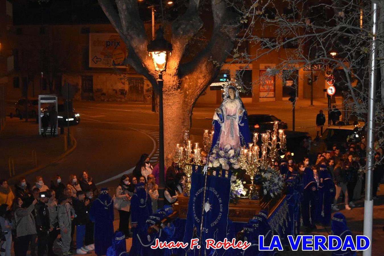 En la noche del Viernes de Dolores, la imagen de Nuestra Señora de los Dolores (azules) salió desde la antigua iglesia de La Compañía para recorrer las calles de «La Carrera», a su paso por la parroquia de El Salvador, el Cristo de los Voluntarios espera en la puerta principal del templo el paso de la procesión; en la ermita de Santa Elena, tuvo lugar el encuentro con Nuestro Padre Jesús (morados), y al llegar a la iglesia de La Concepción, con el Cristo del Prendimiento (colorados). 